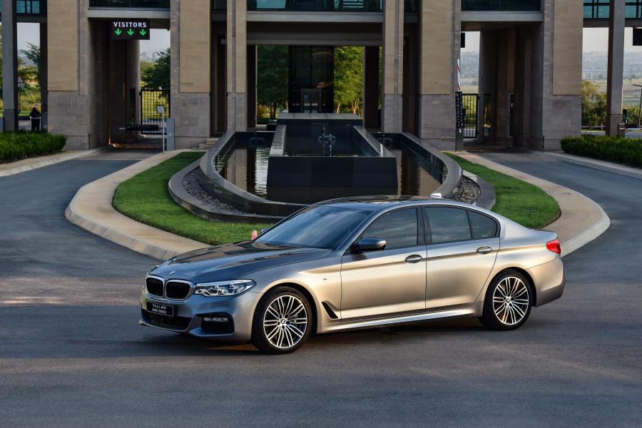  BMW 540i Sedan M Sport 2017 года  (ZA) (фото 17 из 40)